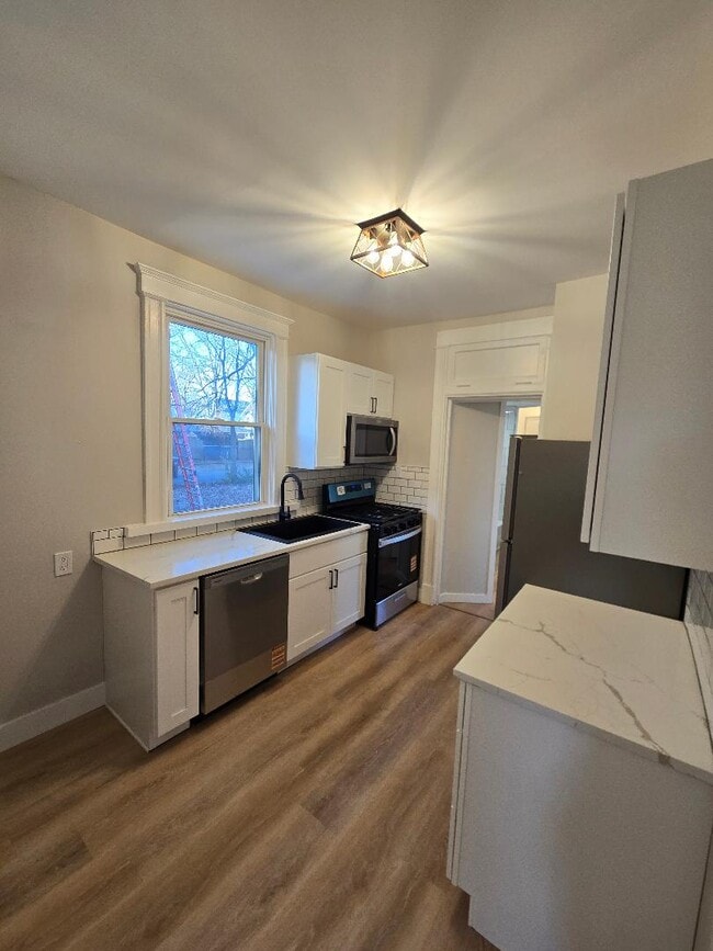 Building Photo - 2032 Elm Ave Unit 1