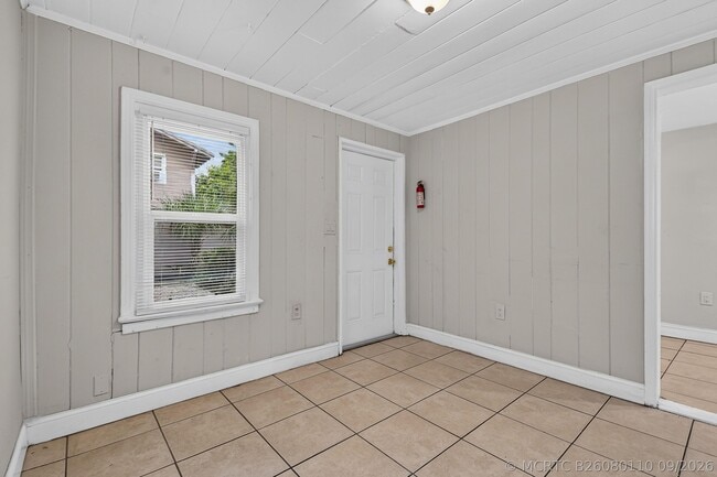 885-887 7th St Unit 100