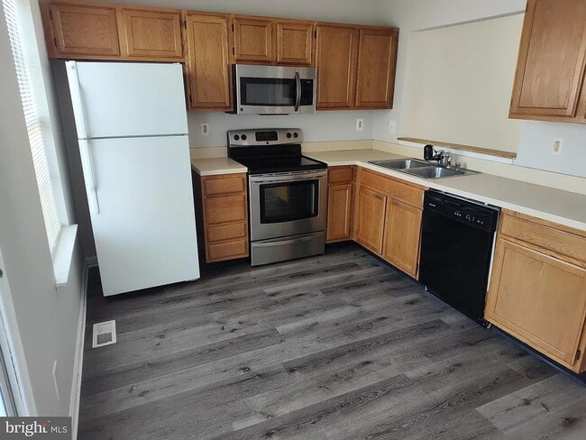 Photo - EDGEWOOD - STONELIEGH SQUARE TOWNHOUSE