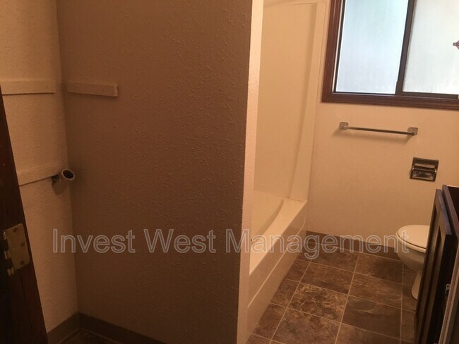 Photo - 14306 NE 14th Cir