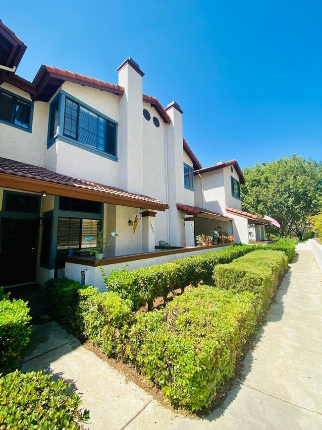 Building Photo - Gorgeous 3 Bedroom 3 Bathroom Townhome in Mission Trails!!