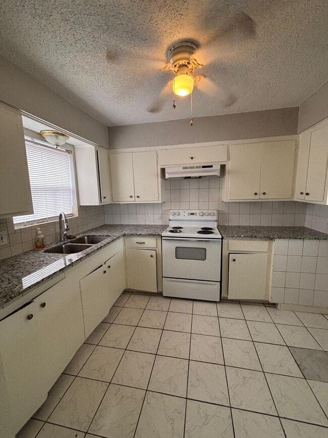 Building Photo - 2710 Briarhurst Dr Unit 5