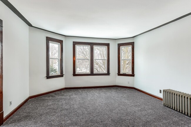 Living Room - 800 37th Ave NE Unit 2