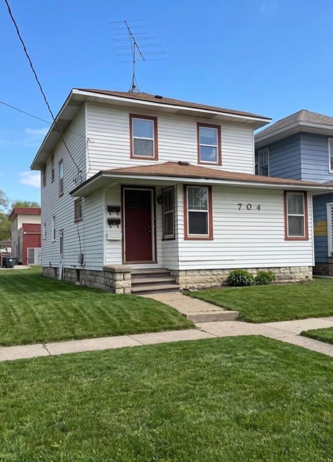 Photo - 704 W 1st St