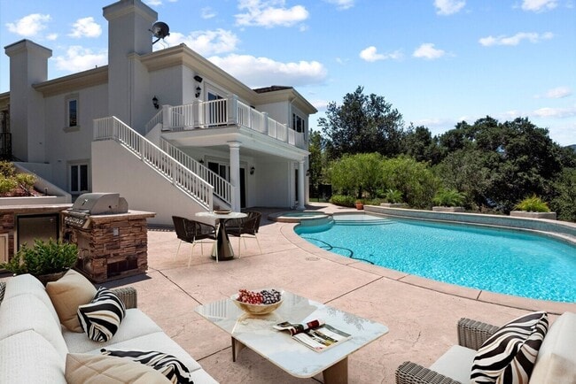 Building Photo - Lake Sherwood 4+4 Pool Home on the lake