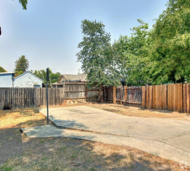 Building Photo - 671 Santiago Ave Rental