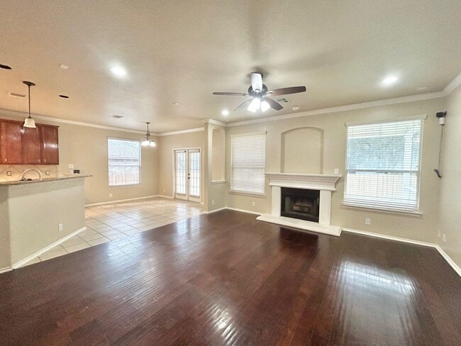 Building Photo - 4 Bedroom / 3.5 Bathroom beautiful house f...