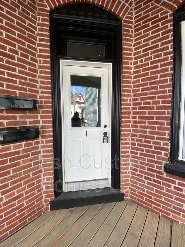 27 W Ferdinand St