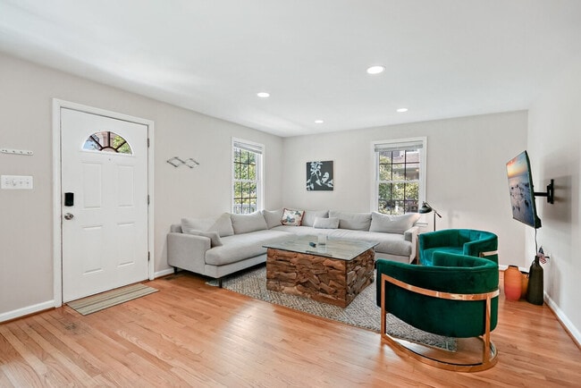 Building Photo - 2021 Washington Blvd Unit ID1395512P