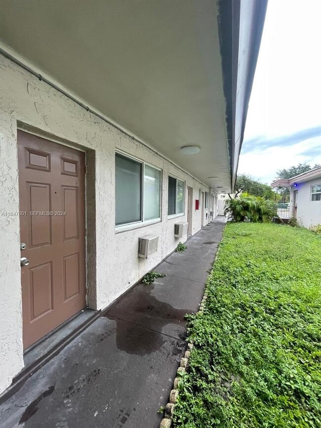 Photo - 800 N federal Hwy Unidad 5