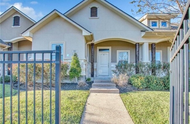 Photo - College Station - 3 bedroom / 3 bath Townhome, covered patio & back yard with one car garage.