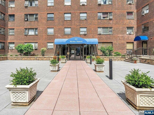 Building Photo - 6515 JFK Blvd E Unit 2 J