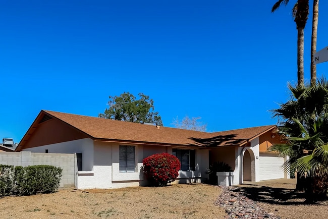 Building Photo - 1207 W Topeka Dr