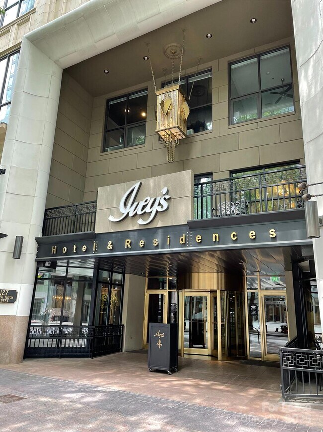 Photo - 127 N Tryon St Unidad 608