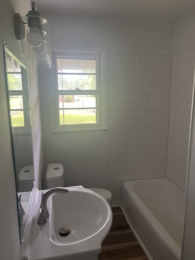 Photo - 142 Hamaker St SW