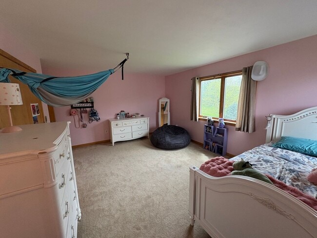 Photo - Large 4BR/2.5 BA Home w/ large yard & Central AC