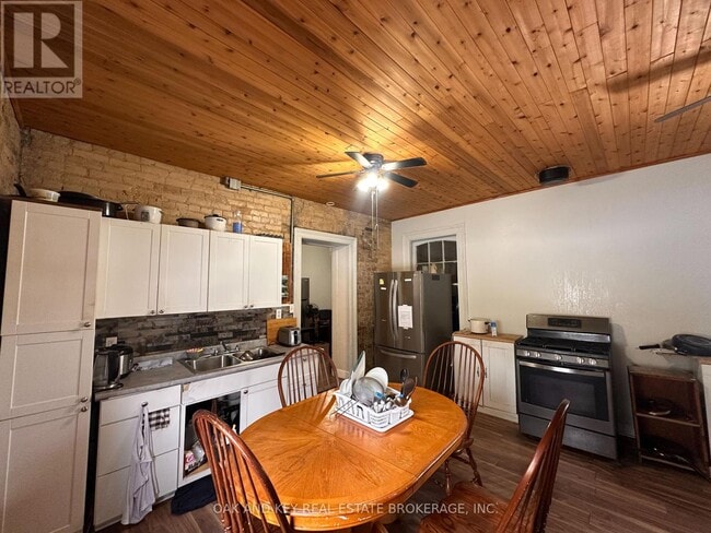 Photo - 416 Simcoe St