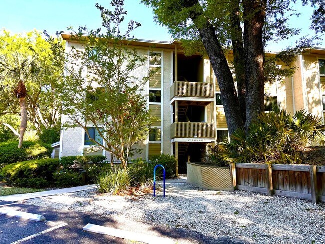 Photo - Close to Beach, Shopping, Restaurants! Fu...