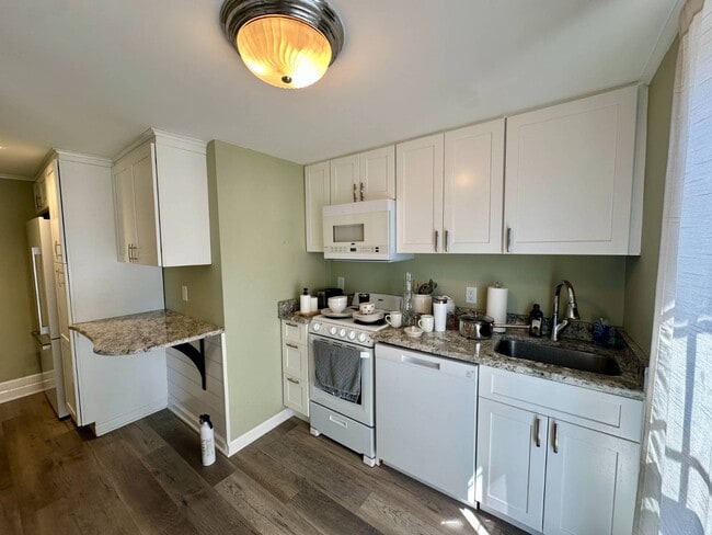 Building Photo - 27 Center St