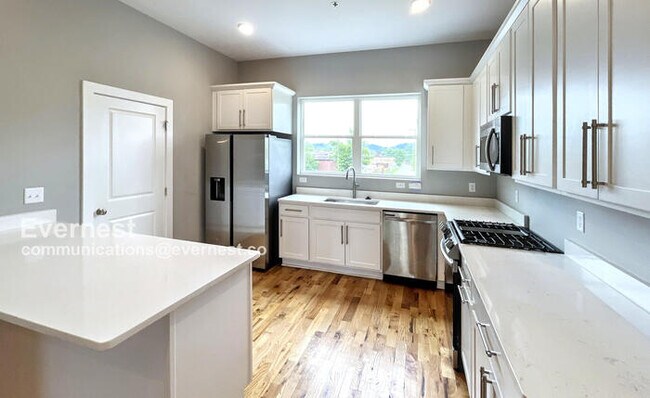 Photo - 1067 Montague Pl