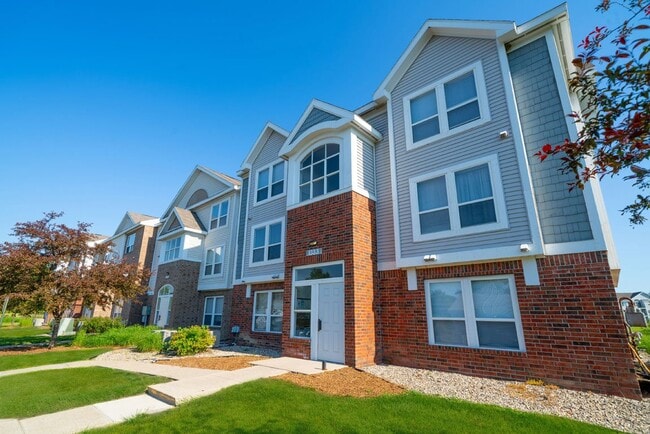 Exterior view at Heatherwood Apartments, Grand Blanc, Michigan