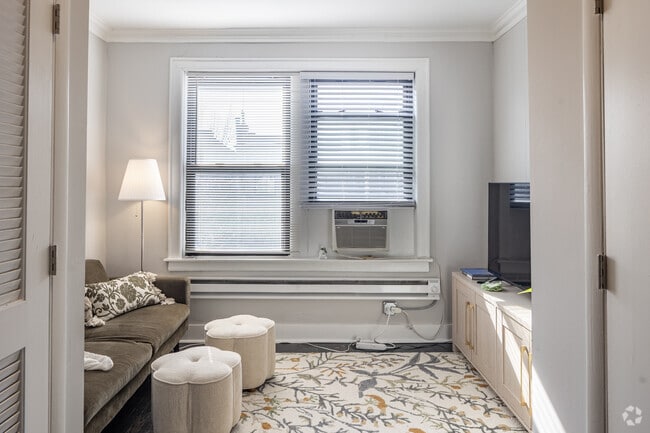 1BR, 1BA - 700SF - Living Room