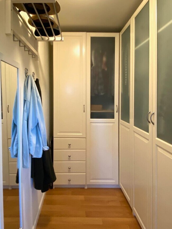 Building Photo - 5919 Royal Ann Dr