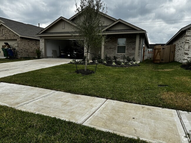 Front yard with lawn care included - 274 Bennett Loop Rental