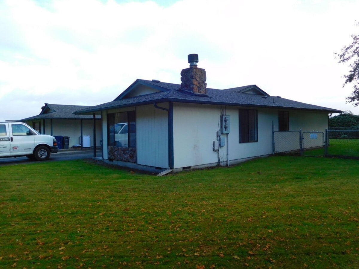 2 Bed, 1 Bath Duplex with Garage and Backyard - 2 Bed, 1 Bath Duplex with Garage and Backyard