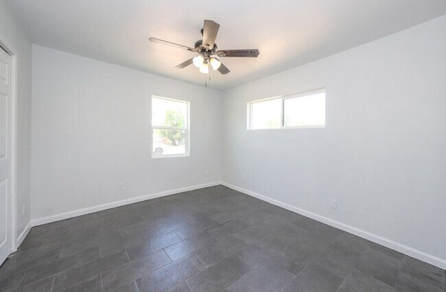 Photo - Spacious 3 Bedroom 2 bath Midtown! House