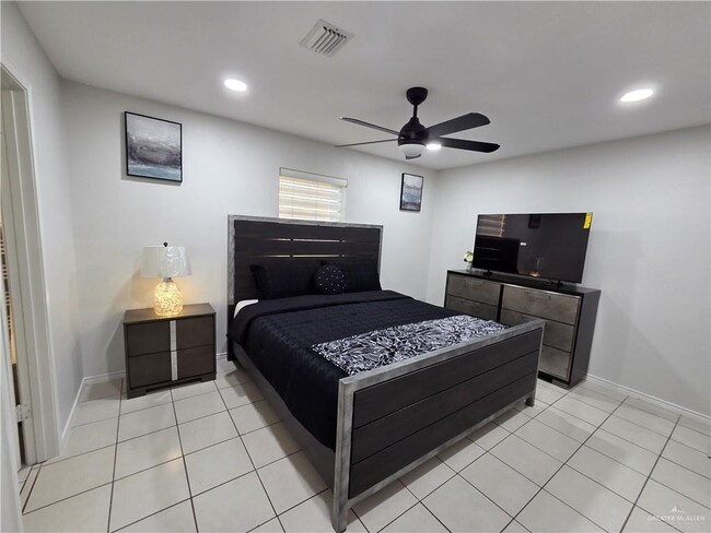 Building Photo - 15 Ashley Pl Unit H