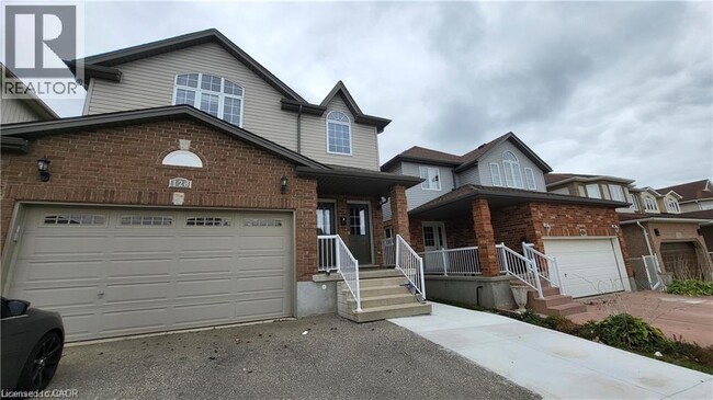 Photo - 128 Udvari Crescent