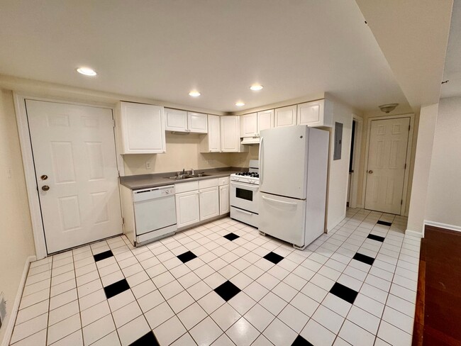 Building Photo - Two Bed Condo | Downtown Portsmouth | Off Street Parking | Washer/Dryer