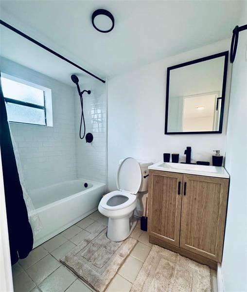 Photo - 2205 SW 16th Ter Unidad BACK HOUSE