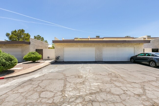 Building Photo - 2 Bedroom Townhome with 2 car attached garage in Henderson