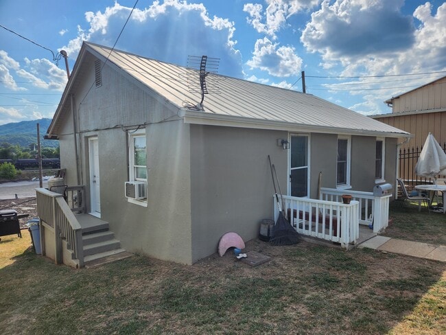 Building Photo - 1011 Dale Alley St