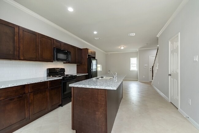 Building Photo - 1043 Marcolin