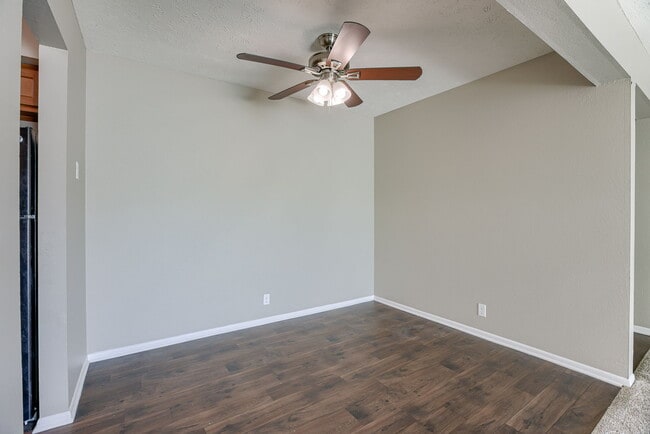 Omaha, NE Evergreen Terrace Apartments | 11A | Dining