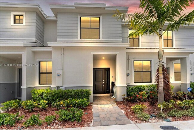 Photo - 453 NE 13th St