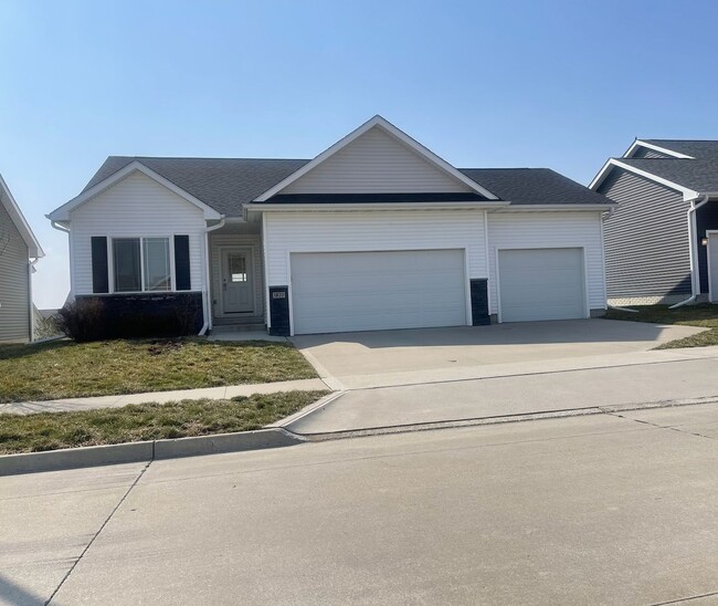 4 bedroom / 3 bath home in Waukee- Contact... - 4 bedroom / 3 bath home in Waukee- Contact...