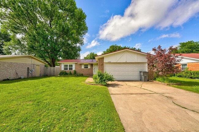 Updated 3-Bedroom Home with Spacious Backy... - Updated 3-Bedroom Home with Spacious Backy...