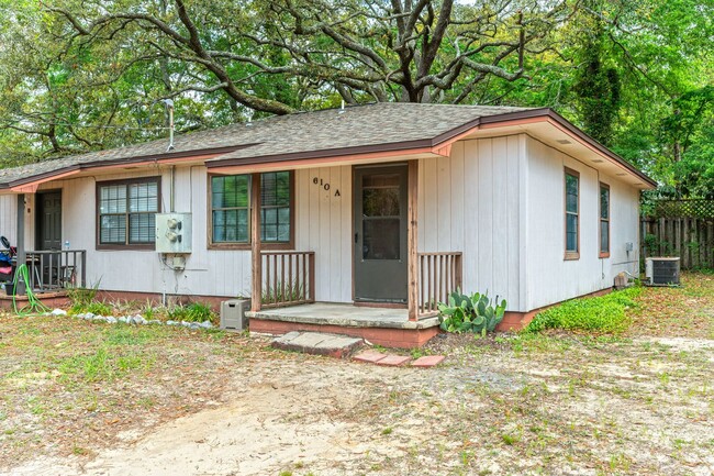 Building Photo - Cozy duplex in the heart of Niceville!