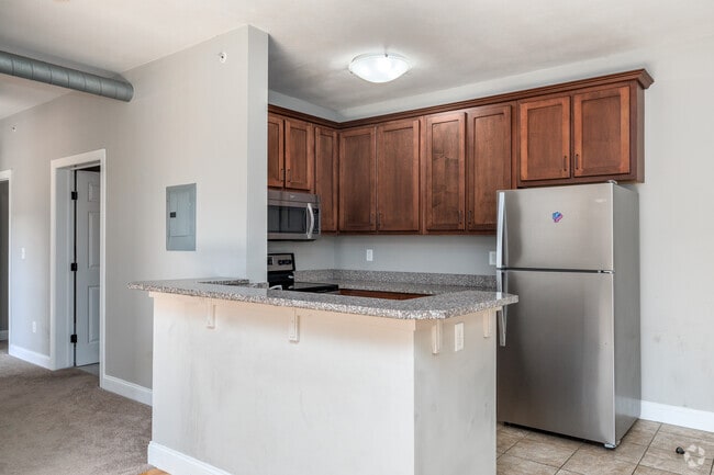 3 habitaciones, 2 baños - 1350 pies cuadrados - Área de comedor - Clinton Street Commons Apartments