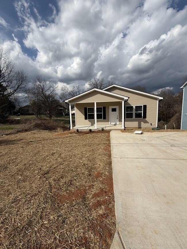 Photo - 67 Woodsdale Pl SE