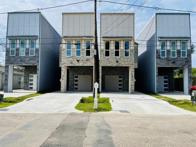Building Photo - 8125 St Louis St Rental