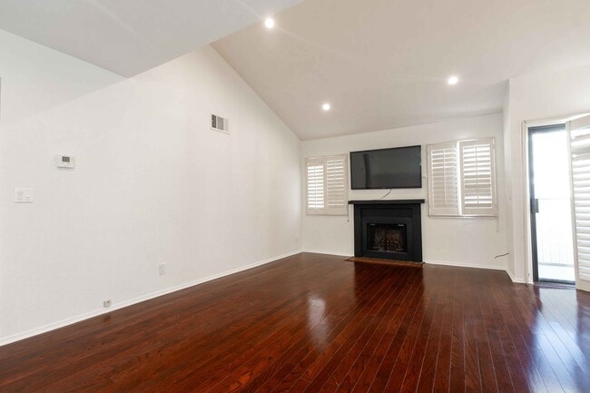 Photo - 10506 Sunland Blvd