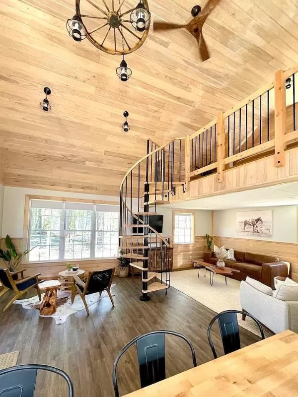 Building Photo - 10 Elizabeth Ln