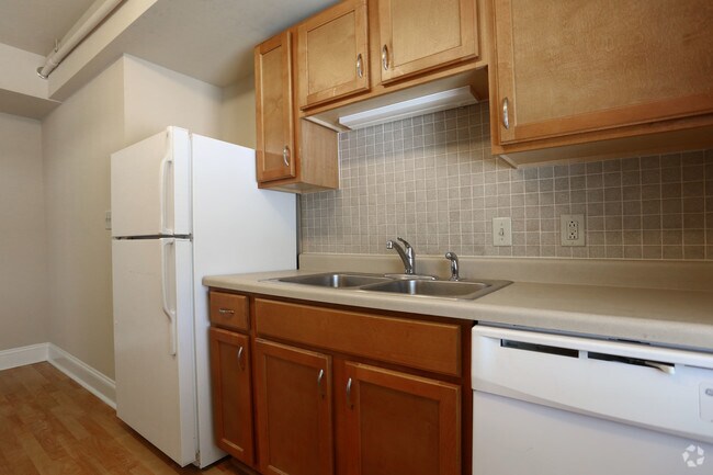 1BR, 1BA - 665 SF