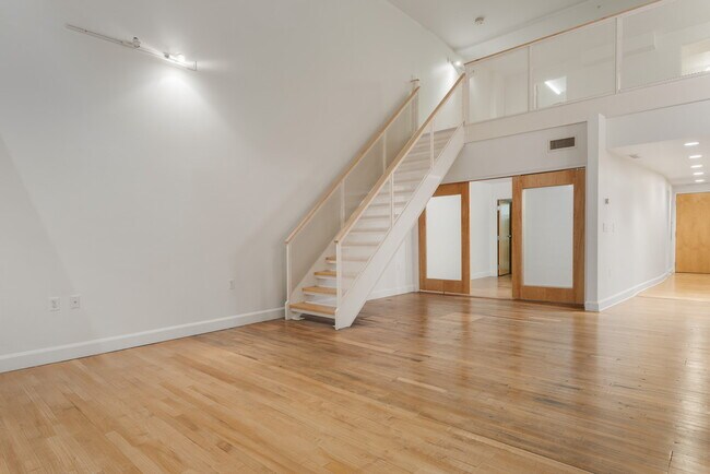 Photo - 106 N High St