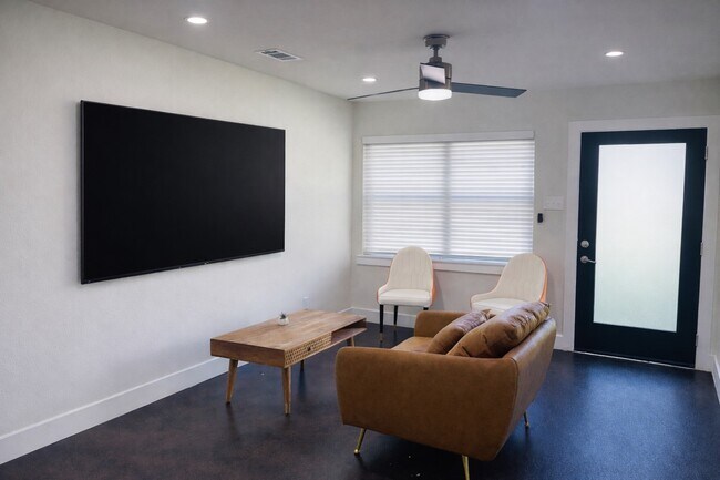 Building Photo - 618 E 40th St Unit 5